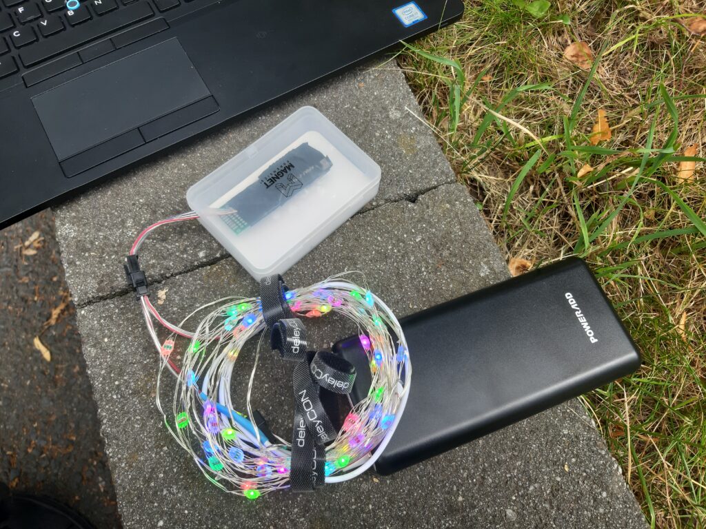 verlötete Platine in Plastik-Schachtel, verbunden mit Lichterkette an Powerbank